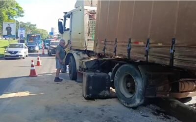 Caminhão perde freio na BR 277 próximo à Ponte da Amizade