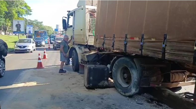Caminhão perde freio na BR 277 próximo à Ponte da Amizade